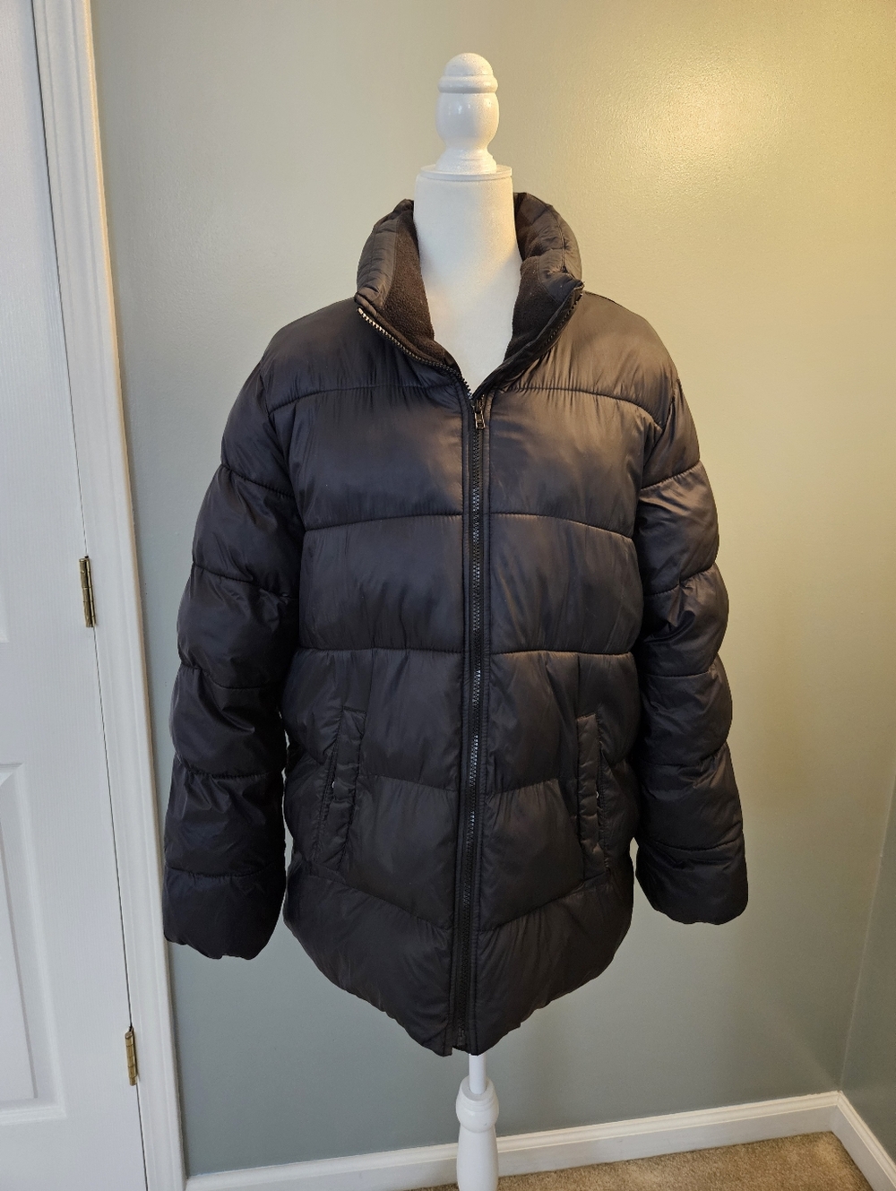 Old Navy Women's Size XL Black Puffer Jacket with Pockets